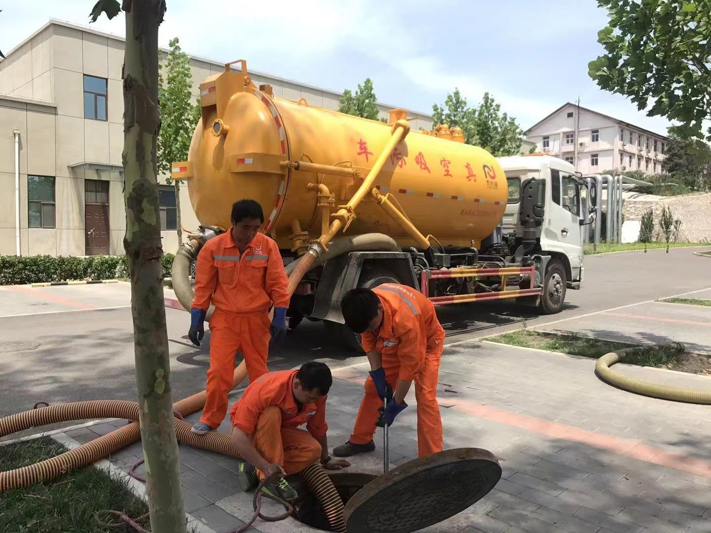 措勤化粪池清理与5-8吨吸粪车施工效率分析